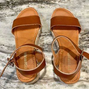 Tan platform espadrille sandal by Cushionaire